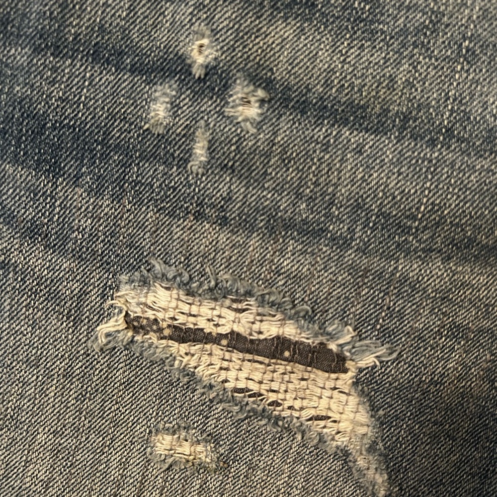 American Eagle super cute distressed jean shorts. Size 6 - Picture 2 of 6